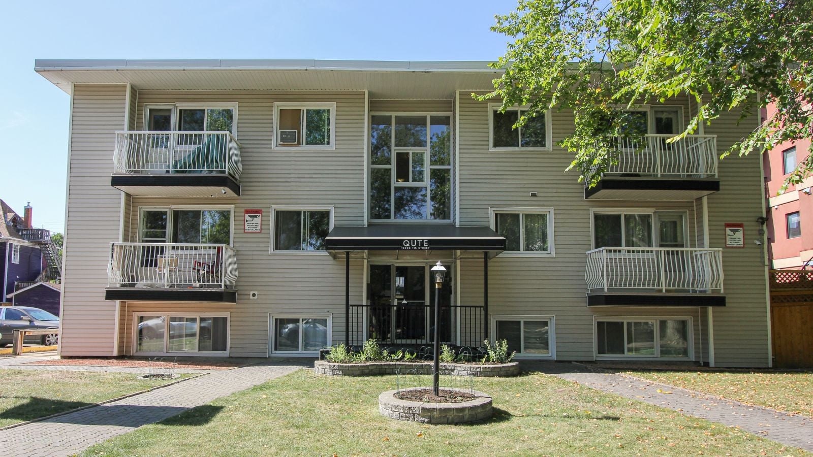 A building with a balcony and a sign that says "RESIDENTS".